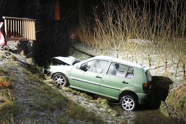 <p>
	Ein VW ist am Montagabend bei einem Unfall in Königshain in einem Bach gelandet.&nbsp;</p>
