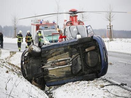 <p>
	Nach Polizeiangaben war ein 37-Jähriger mit seinem Opel am Abzweig zur Schweinezuchtanlage in einer Kurve auf winterglatter Fahrbahn ins Schleudern geraten.</p>
