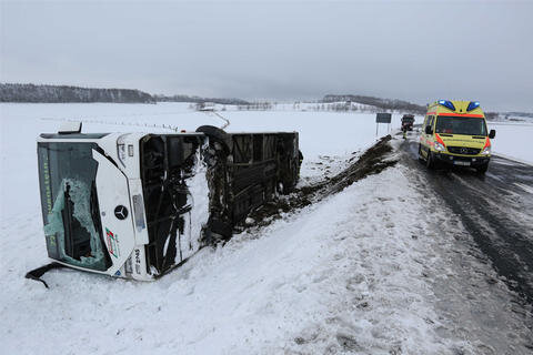 <p>
	Ein aus Lichtenberg kommender Bus ist am Dienstagmittag auf der schneeverwehten Mittelgebirgsstraße von der Fahrbahn abgekommen und umgekippt.</p>
