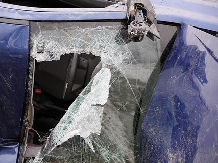 <p align="left">
	Laut Polizei war ein Mann mit seinem Opel auf winterglatter Fahrbahn ins Schleudern geraten.</p>
