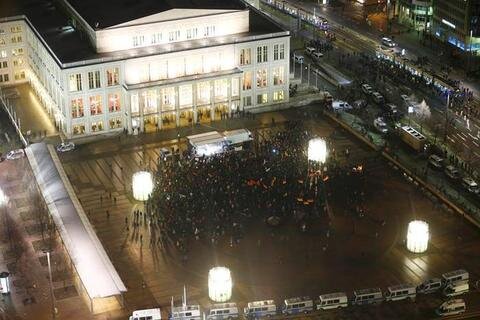 <p>
	Am Abend waren von den erwarteten Tausenden allerdings nur ein paar Hundert zu sehen. Ein Sprecher der Stadt Leipzig gab kurz vor Kundgebungsbeginn eine „ganz vorsichtige Schätzung“ ab: 900 Legida-Anhänger hätten sich versammelt.</p>
