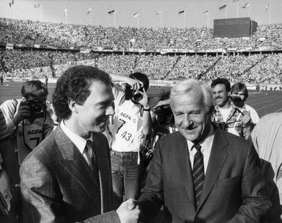 <p>
	Händedruck von Polit- und Fußballprominenz am 03.05.1986 im Berliner Olympiastadion vor dem Finale um den DFB-Pokal: Weizsäcker und DFB-Teamchef Franz Beckenbauer begrüßen sich.</p>
