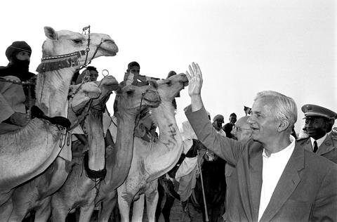 <p>
	Weizsäcker begrüßt bei seiner Ankunft auf dem Wüstenflugplatz Goundam am 03.03.1988, dem dritten Tag seines Staatsbesuches in Mali, eine Gruppe von Tuareg-Reitern auf ihren Kamelen.</p>
