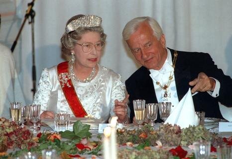 <p>
	Königin Elizabeth II. und Weizsäcker unterhalten sich während eines Festbanketts auf Schloss Augustusburg in Brühl am Abend des 19.10.1992.</p>

