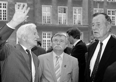 <p>
	Die Ex-Präsidenten George Bush (USA - rechts), Lech Walesa (Polen) und Bundespräsident Richard von Weizsäcker am 30.6.1997 während eines Spaziergangs in der Danziger Altstadt. Die drei früheren Staatsoberhäupter erhielten die Ehrenbürger-Urkunden der Stadt.</p>
