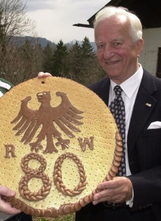<p>
	Einen Brotorden zum 80. Geburtstag zeigt Weizsäcker am 15.04.2000 im oberbayerischen Wackersberg (Landkreis Bad Tölz)</p>
