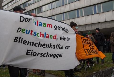 <p>
	Das Bündnis Nazifrei Chemnitz hatte dazu aufgerufen, Zeichen gegen rassistische Hetze zu setzen und zu zeigen, dass die Stadt weltoffen ist.</p>

