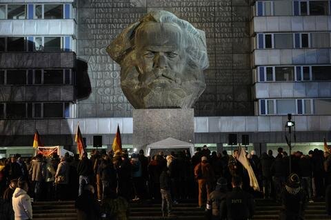 <p>
	Nach einer Kundgebung vor dem Marx-Monument an der Brückenstraße fand ein so genannter Abendspaziergang statt.</p>
