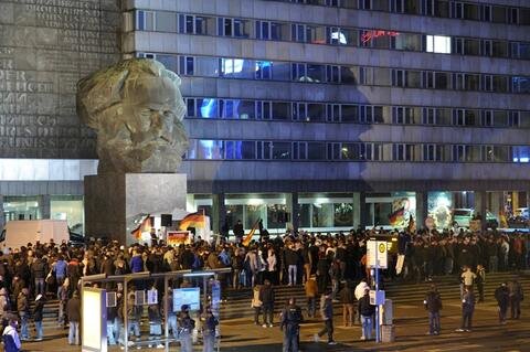 <p>
	Während Cegida-Anhänger vor dem Marx-Monument sprachen ...</p>
