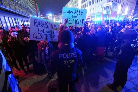 <p>
	Die Polizei trennte wie hier an der Theaterstraße beide Lager. Es blieb ersten Angaben nach friedlich. Insgesamt waren rund 175 Beamte der Polizeidirektion Chemnitz sowie der Bereitschaftspolizei Sachsen im Einsatz.</p>

