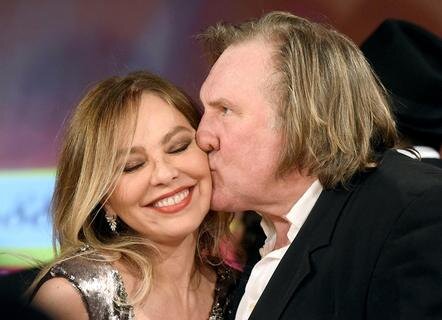 <p>
	Prominenter Besuch: <span class="Text">Der in Frankreich geborene Schauspieler Gerard Depardieu küsst die italienische Schauspielerin Ornella Muti.</span></p>
