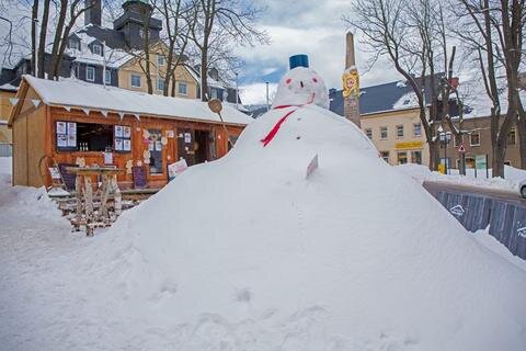 <p>
	Ein fünf Meter hoher Schneemann wacht seit dem Wochenende über den Weißen Markt in Oberwiesenthal. Das Winterwetter sorgte in der Stadt nicht nur für Freizeitspaß.</p>
