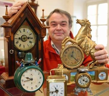 <p>
	Die Zeitmesser stammen aus der Sammlung von Gerhard Stasch. Der gebürtige Meeraner sammelt seit Jahrzehnten Uhren und hat sich seit Ende der 90er-Jahre auf Wecker spezialisiert.</p>
