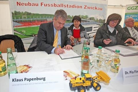 <p>
	Klaus Papenburg, Geschäftsführer von GP Papenburg, und Oberbürgermeisterin Pia Findeiß bei der Vertragsunterzeichnung.</p>
