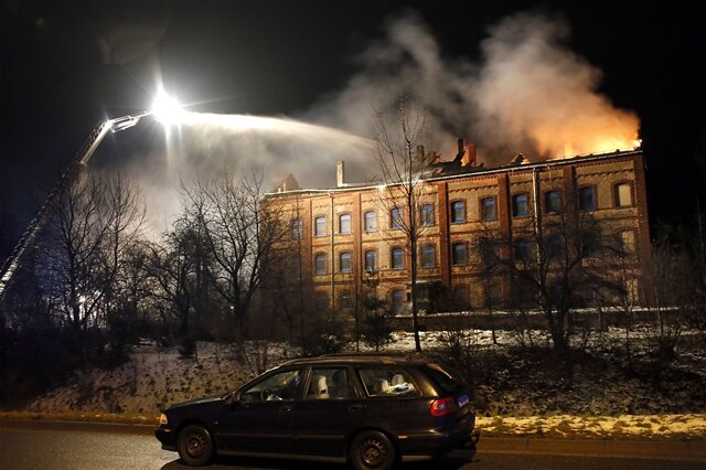 <p>
	Bei einem Großbrand in einer leerstehenden Fabrik in Geringswalde ist am Samstagabend ein Feuerwehrmann ums Leben gekommen.</p>
