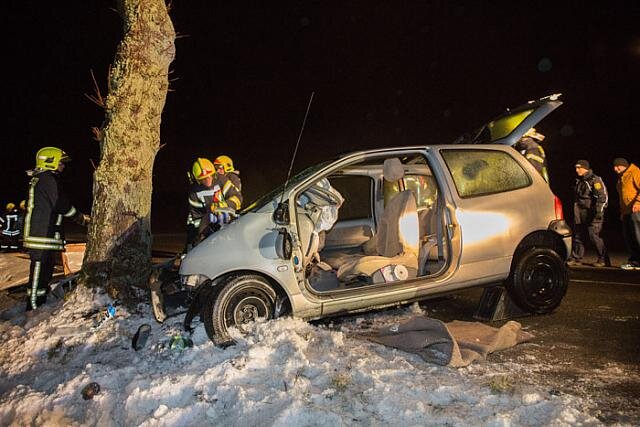 <p>
	Eine Autofahrerin ist am Samstagabend auf der B101 zwischen Thermalbad Wiesenbad und Annaberg von der winterglatten Fahrbahn abgekommen und frontal gegen einen Baum geprallt.</p>
