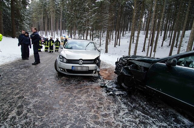 <p>
	Ein aus Richtung Claußnitz kommender VW war aufgrund der winterlichen Straßenverhältnisse auf die Gegenspur geraten und frontal mit einem Mercedes zusammengestoßen.&nbsp;</p>
