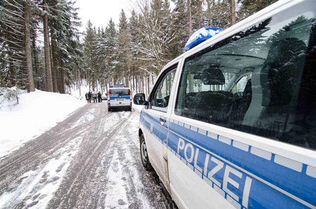 <p>
	Die Polizei schätzt den Sachschaden auf rund 20.000 Euro. Die S211 war für etwa drei Stunden voll gesperrt. Die Bundespolizei unterstützte die Sperrmaßnahmen.</p>
