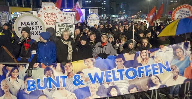 <p>
	Ein Bündnis unter dem Motto &quot;Chemnitz ist weltoffen: Gesicht zeigen für unsere Stadt&quot; hatte zu einer großen Gegendemonstration aufgerufen, die auch von Chemnitzer Unternehmern unterstützt wird.</p>
