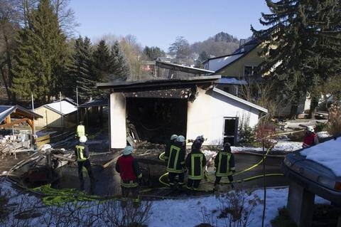 <p>
	Wie die Polizei berichtete, konnten die Feuerwehrleute ein Übergreifen der Flammen auf ein angrenzendes Wohnhaus verhindern.</p>

