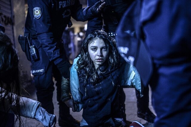 <p>
	Das Foto von Bulent Kilic hat den ersten Preis in der Kategorie &quot;Spot News Singles&quot; gewonnen. Es zeigt ein junges Mädchen, das bei Ausschreitungen nach der Beisetzung von Berkin Elvan verletzt wurde. Der Jugendliche Berkin Elvan war im Sommer 2013 am Rande der Gezi-Proteste von einer Tränengaskartusche am Kopf getroffen worden und nach neun Monaten im Koma an den Verletzungen gestorben.</p>

