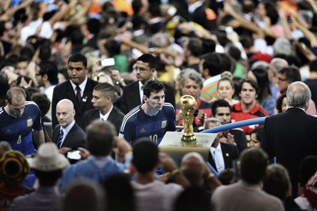 <p>
	Das Foto von Bao Tailiang aus China gewann den ersten Preis in der Kategorie &quot;Sports Singles&quot;. Es zeigt den argentinischen Fußballstar Lionel Messi nach dem WM-Finalspiel am 14. Juli 2014 im Maracana-Stadion in Rio de Janeiro.</p>
