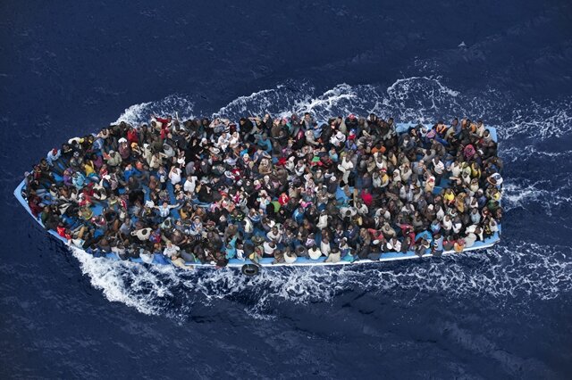 <p>
	Der italienische Fotograf Massimo Sestini gewann mit diesem Foto den zweiten Preis in der Kategorie Allgemeine Nachrichten. Es zeigt zahlreiche Flüchtlinge auf einem Boot auf dem Mittelmeer.&nbsp;&nbsp;</p>
