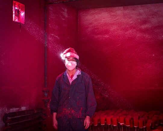 <p>
	Fotograf Ronghui Chen hat Wei, einen 19-jährigen chinesischer Arbeiter, in einer Fabrik für Weihnachtsdekorationen im Bild festgehalten.</p>
