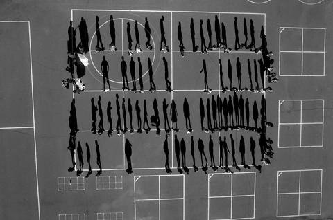 <p>
	Mithilfe einer Drohne entstand dieses Foto des Belgiers Tomas van Houtryve. Es zeigt einen Schulhof in El Dorado County, Kalifornien.</p>
