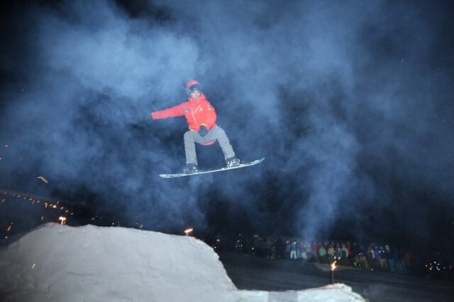 <p>
	Snowboarder zeigten spektakuläre Sprünge.</p>
