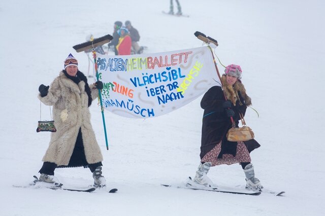 <p>
	Als besonderer Besuchermagnet erwies sich einmal mehr der Oberwiesenthaler Skifasching, bei dem es zum 98. Mal Ski-Tamm hieß.</p>
