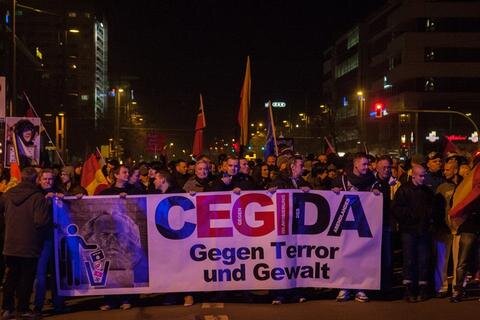 <p>
	Erneut haben rund 500 Menschen in Chemnitz für eine Änderung der Asylpolitik in Deutschland demonstriert.</p>
