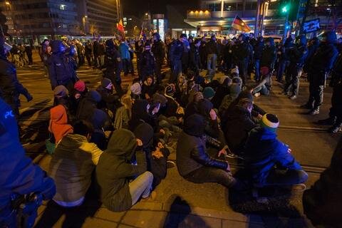 <p>
	Auf der Brückenstraße wurde die Pegida-Demo am Abend blockiert.</p>
