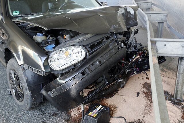 <p>
	Bei einem Unfall auf dem Chemnitzer Südring ist am Freitagmorgen ein 28-jähriger Autofahrer verletzt worden.</p>
