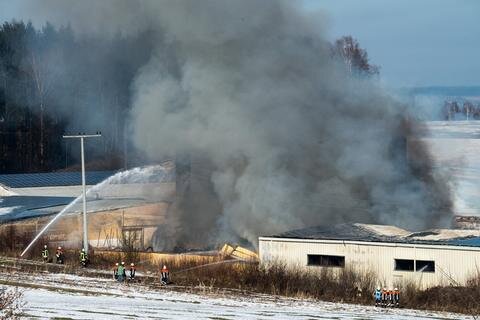 <p>
	Eine Matratzenfabrik im niederbayerischen Reisbach ist am Freitag ein Raub der Flammen geworden.</p>
