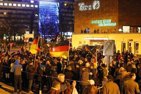 <p>
	Gegen eine Islamisierung des Abendlandes haben bei der vierten Montagsdemonstration des Chemnitzer Pegida-Ablegers Cegida nach Schätzungen von Augenzeugen rund 400 Teilnehmer in der Innenstadt demonstriert.</p>
