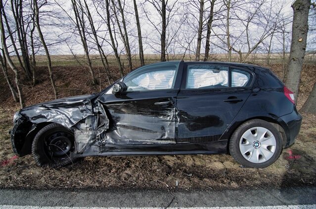 <p>
	Die 78 und 79 Jahre alten Fahrzeugführer sowie eine 77-jährige Beifahrerin im BMW erlitten leichte Verletzungen.</p>
