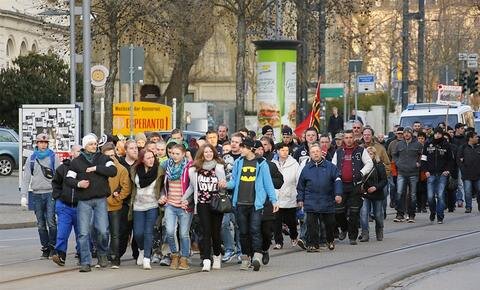 <p>
	Anhänger der Cegida-Bewegung sind am Montagabend vom Chemnitzer Bahnhof zum Rathaus gezogen, wo der Stadtrat über den kommunalen Haushalt für 2015 berät.</p>

