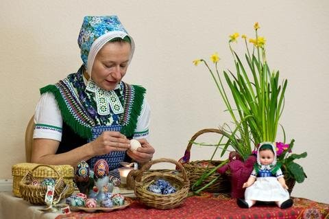 <p>
	Zu den bekanntesten sorbischen Ostertraditionen der Sorben gehören das Verzieren von Ostereiern, das Osterreiten und das Eierschieben.</p>
