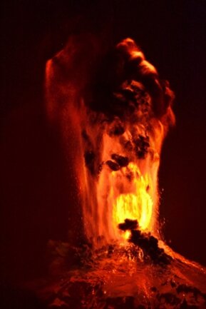 <p>
	Der 2847 Meter hohe Vulkan spuckte Tonnen Lava und Asche bis auf drei Kilometer Höhe, berichtete das Nachrichtenportal Emol nach Angaben der Vulkanwarte Sernageomin.&nbsp;</p>
