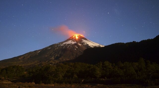 <p>
	Der Villarrica-Vulkan liegt 760 Kilometer südlich von Santiago de Chile und ist ein beliebtes Touristenziel. Die letzten Ausbrüche wurden 1984 und 2000 verzeichnet.</p>
