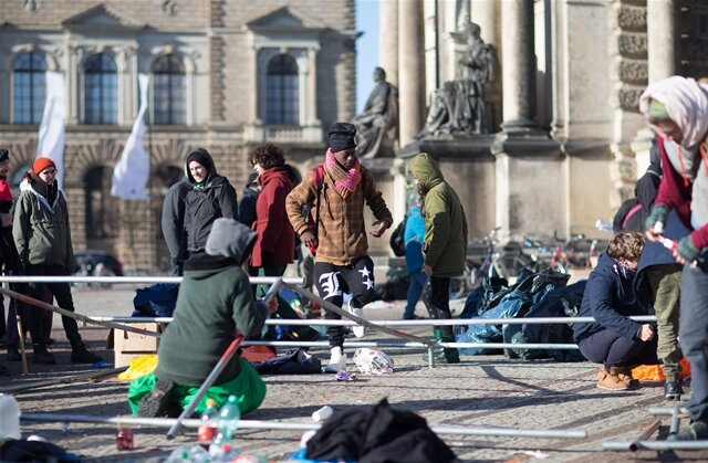 <p>
	Das Protestcamp für mehr Rechte der Flüchtlinge war am Samstag nach einer Demonstration in Dresden spontan entstanden.</p>
