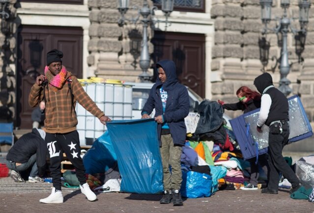 <p>
	Das Protestcamp von Flüchtlingen vor der Dresdner Semperoper ist am Dienstag geräumt worden.</p>
