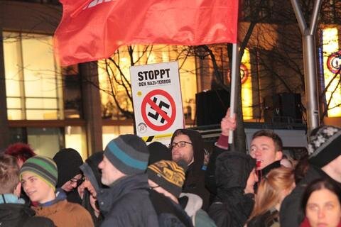 <p>
	Zu einer Mahnwache der NPD haben sich gegen 18 Uhr 15 Personen auf dem Johannisplatz versammelt. Am Roten Turm protestierten nach Angaben der Stadt rund 500 Gegendemonstranten (Bild) des Bündnisses &quot;Chemnitz Nazifrei&quot;.</p>
