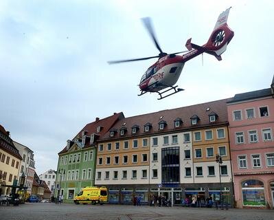 <p>
	Ein Rettungshubschrauber ist am Freitag, gegen 11.20 Uhr mitten auf dem Mittweidaer Marktplatz gelandet. Weil kein anderer Notarzt in der Region verfügbar war, wurde der Hubschrauber mit dem Notarzt aus Zwickau angefordert.</p>
