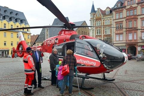 <p>
	Der Zustand der Patientin war jedoch so stabil, dass sie mit einem Rettungsfahrzeug in das nur wenige hundert Meter entfernte Mittweidaer Krankenhaus gebracht werden konnte, begleitet von der Notärztin, die mit dem Hubschrauber gekommen war.</p>
