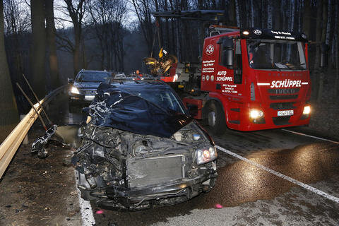 <p>
	Bei einem schweren Motorradunfall auf der B 107 nahe Markersdorf sind am Sonntagnachmittag vier Personen verletzt wurden, zwei davon schwer.&nbsp;</p>
