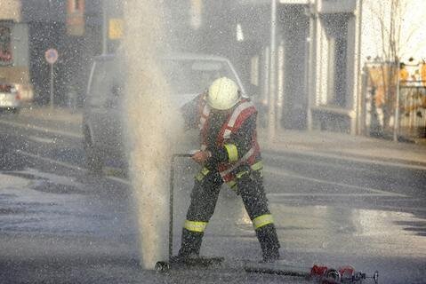 <p>
	Während der Löscharbeiten fuhr ein Kleintransporterfahrer einen Hydranten um und legte damit die Wasserversorgung der Feuerwehr lahm.</p>
