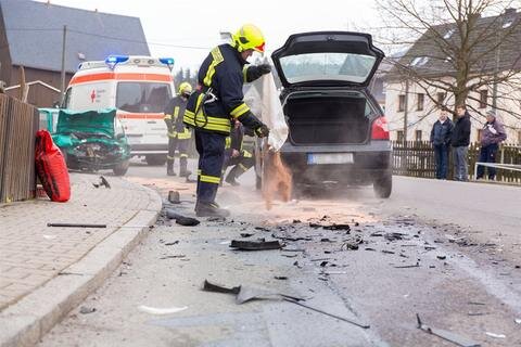 <p>
	Bei einem Unfall in der Ortsmitte in Steinbach sind Dienstagnachmittag ein Peugeot und ein VW zusammengestoßen.</p>

