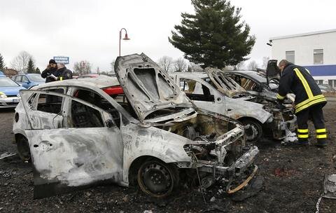 <p>
	Das Feuer brach am frühen Mittwochmorgen auf dem Firmenparkplatz in einem der Autos aus.</p>

